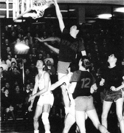 Nationalspieler Geschwindner (dunkles Trikot) im Europacupduell mit Real Madrid beim Kampf um den Rebound