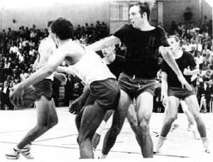 28.06.1969: Einweihung der Sporthalle Ost; beim 91:93 gegen das israelische Spitzenteam Hapoel Tel Aviv zeigte der MTV eine gute Leistung; im Vordergrund im dunklen Trikot Nationalcenter Dr. Urmitzer; im Hintergrund verfolgen Kienast und Jungnickel (rechts) das Geschehen.