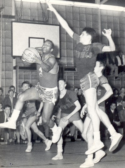 Der Ex-MTV-Spieler Ernie Butler gastierte mit dem Team von Bayern München am vorletzten Hauptrundenspieltag in der Gießener Doppelturnhalle. Der Sieger dieser Auseinandersetzung konnte für die Endrunde um die Deutsche Meisterschaft planen - der MTV gewann am Ende mit 81:61. In dieser Szene setzt Butler zu einem Lay-up gegen Provinse (mit ausgestrecktem Arm) an.