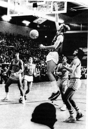 Europapokal 1972: MTV 1846 gegen Jugoplastika Split. Toni Koski stopft bei der 84:99-Heimniederlage in der Osthalle gegen die jugoslawischen Basketballstars ein. Im Hintergrund verfolgt Roland Peters (Nr. 5) die Aktion. 